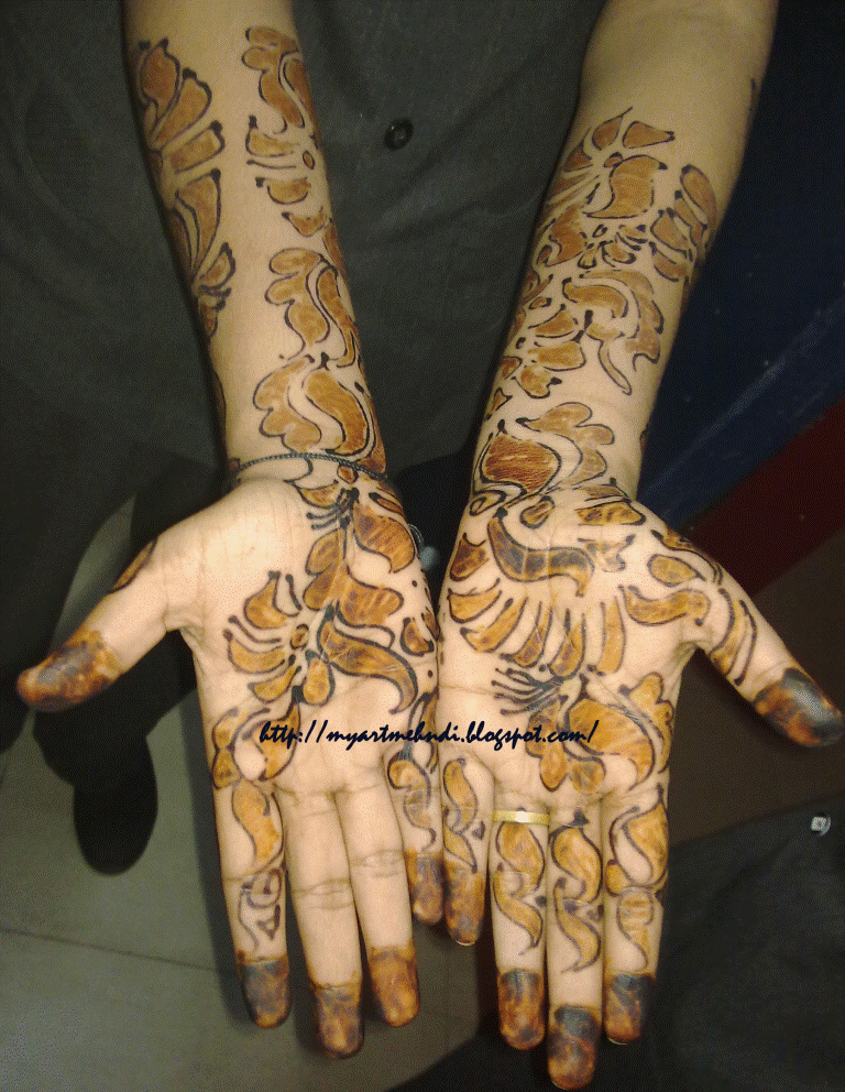 It's also a Arabic mehndi design for parties This back hand mehndi style